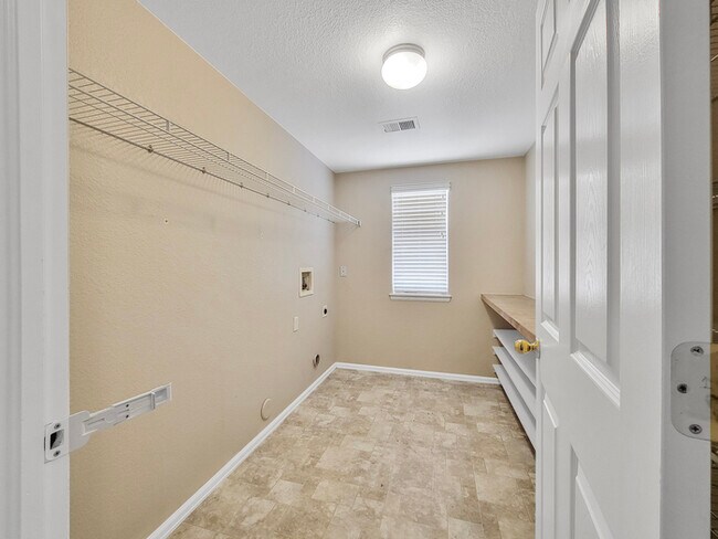 Building Photo - Charming 3 beds 2.5 baths in Firestone