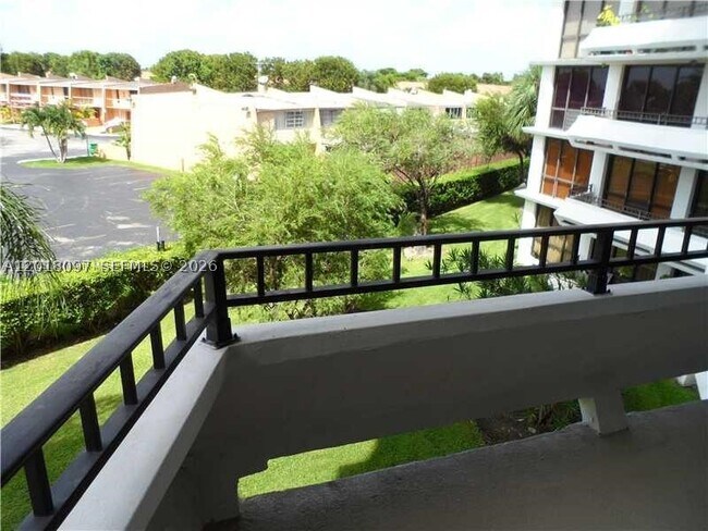Building Photo - 13951 Kendale Lakes Dr