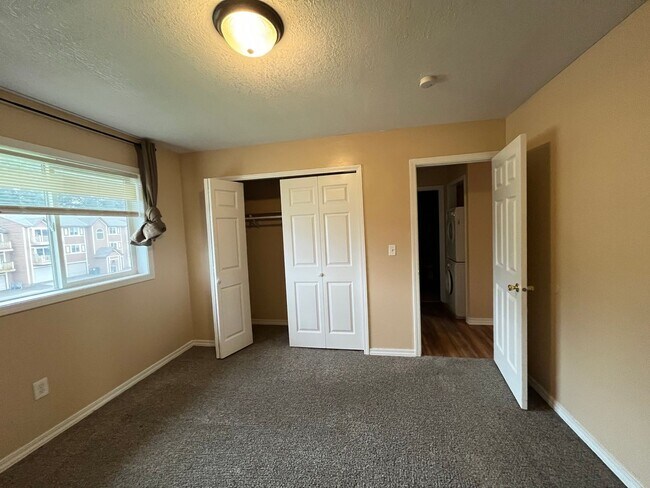 Building Photo - 896 Wescott Square