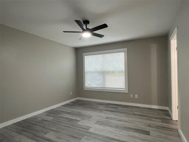 Building Photo - 10510 Little Pebble Dr