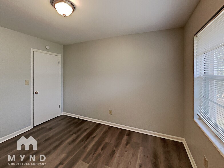 Building Photo - 626 Emerald Dr