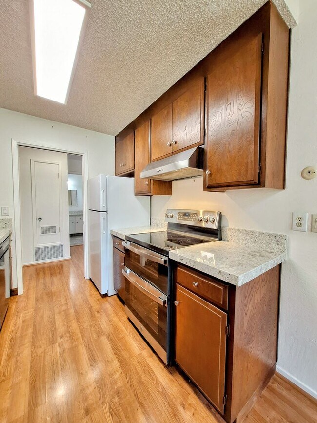Building Photo - Spacious Second Floor 1bd Condo in Great P...