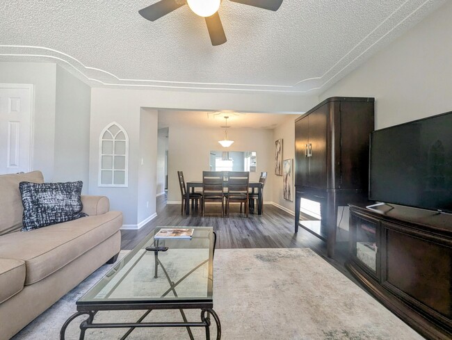 Building Photo - 1352 Riverside Cir