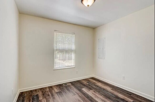 Building Photo - 100 Sadler Ct