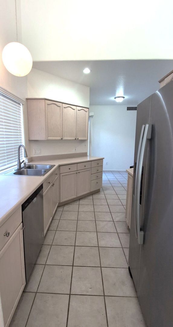 Building Photo - 2098 E Mallard Ct