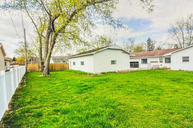 Building Photo - 4332 Wyandotte Dr