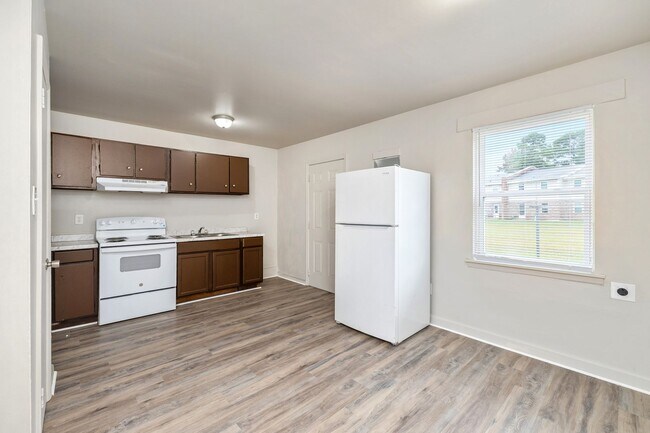 Building Photo - Renovated 3 Bedroom Unit!