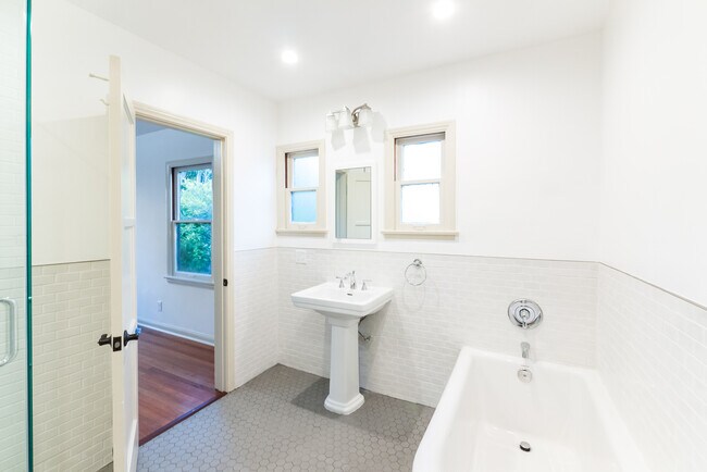 Building Photo - 1066  S Genesee-