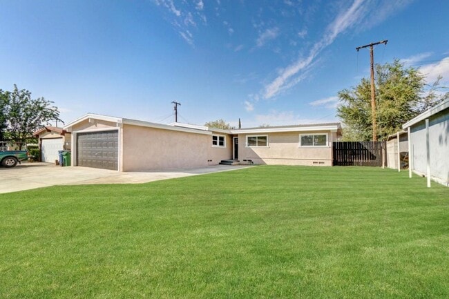 Building Photo - 713 W Ave H-10