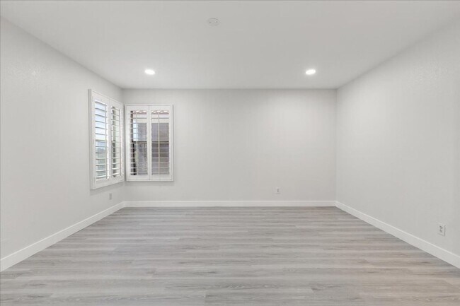 Building Photo - Completely Remodeled Modern 3 Bedroom Prop...