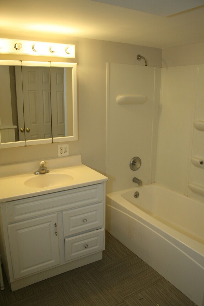 Building Photo - 576 Manor Rd