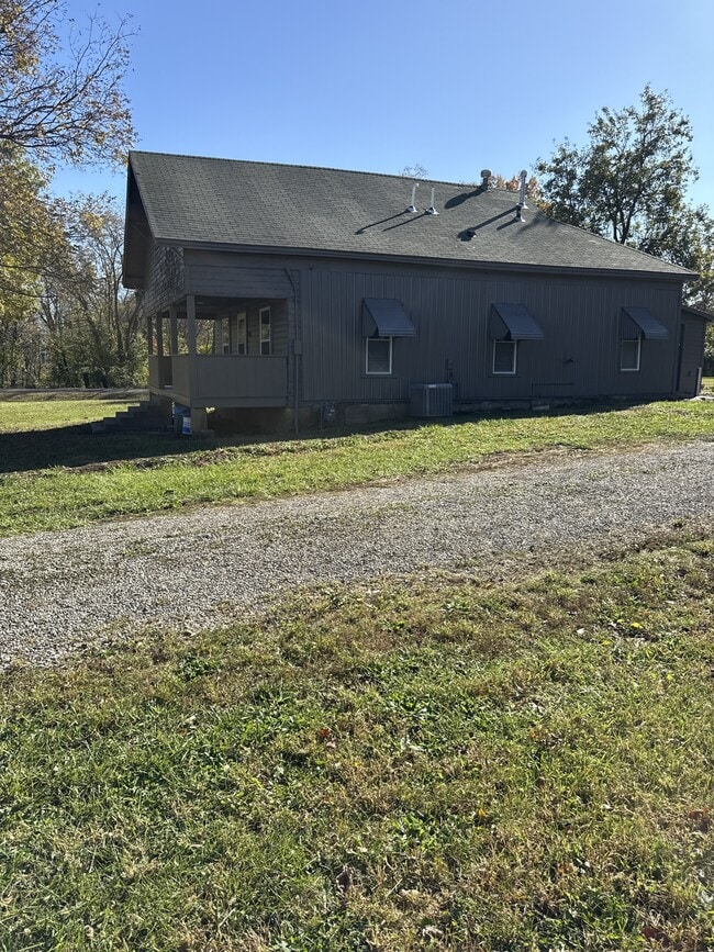 Building Photo - 836 E 10th St