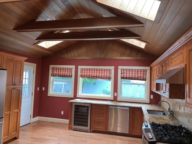 Building Photo - 133 May St