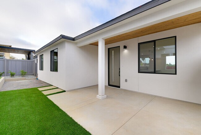 Building Photo - 5142 Los Robles Dr