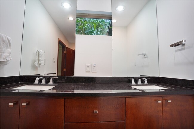 Building Photo - 5643 Terwilliger Way