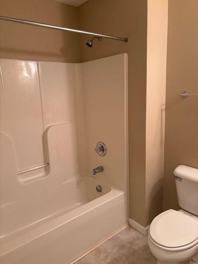 Building Photo - 3 Bedroom/2.5 Bath Townhome located in clo...
