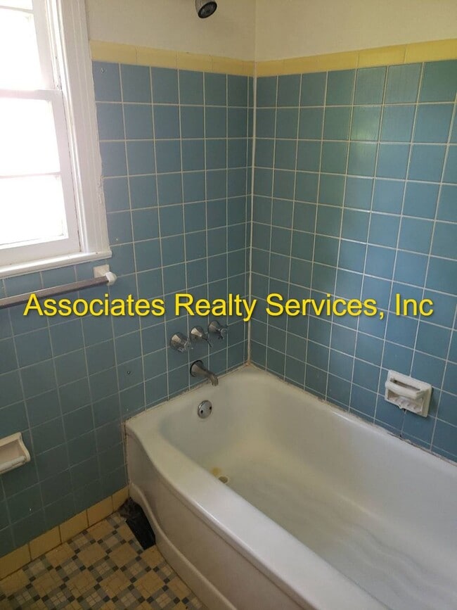 Building Photo - Large House, Close to Campus