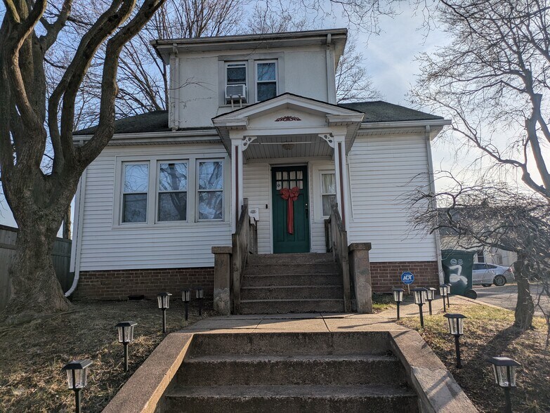 Building Photo - 70 Benham St