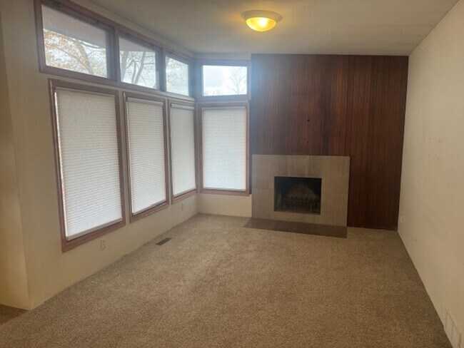 Building Photo - Updated SFH with 3 Beds, 1.5 Baths, 2 Car Garage in the Heart of Edina!