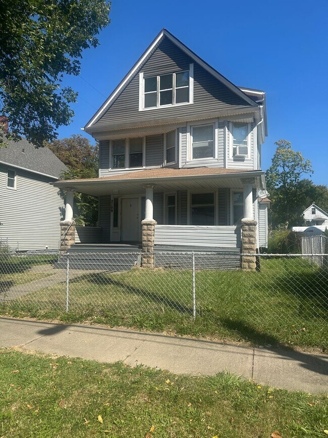 Primary Photo - 2109 W 98th St
