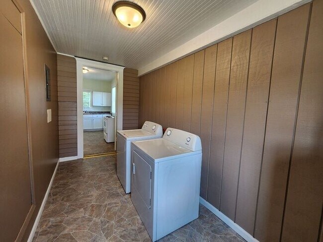 Building Photo - NOW $100 OFF! - 2 Bedroom Home in the Country