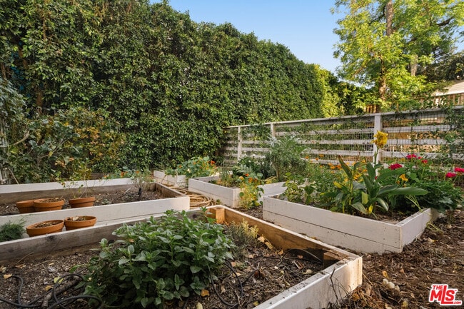 Building Photo - 6031 Mesa Ave