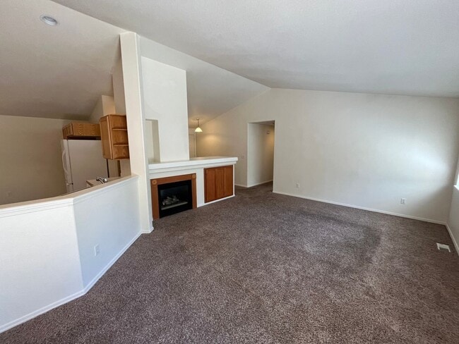 Building Photo - Cozy SE Bend 3 Bed/2 Bath Home on Large Co...