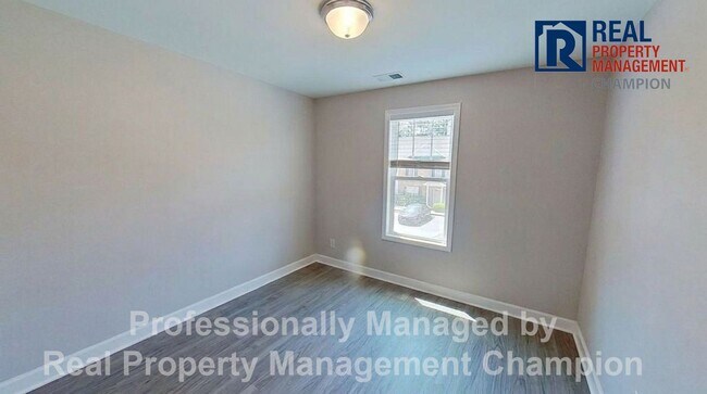 Building Photo - Beautiful 3 BD/2 BA End Unit Townhome in Leland