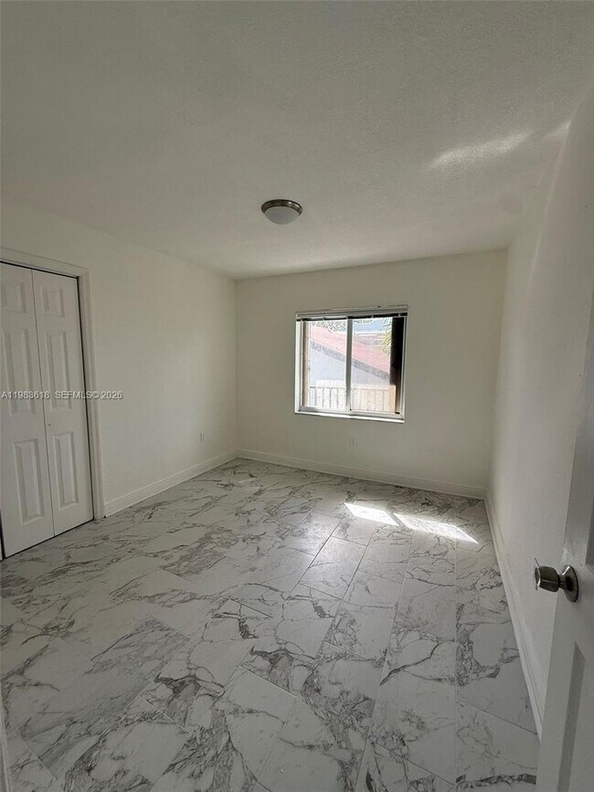 Building Photo - 420 SW 14th Ave