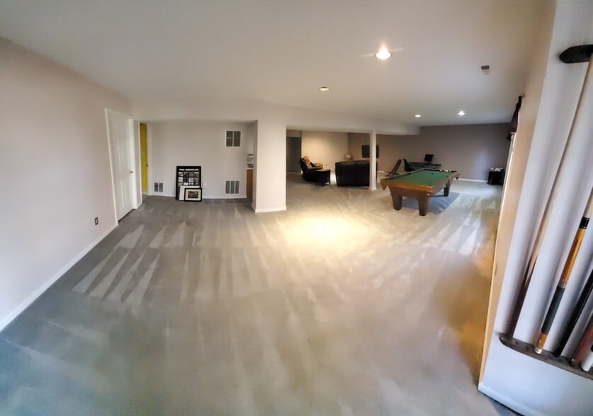 Main hall area its huge - 7407 Arundel Pl