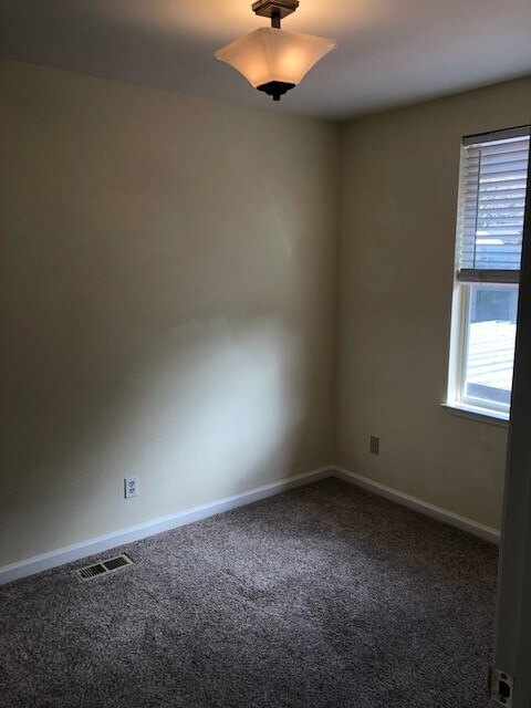 Building Photo - Beautiful 3 Bedroom, 1.5 Bath Townhome Available now!