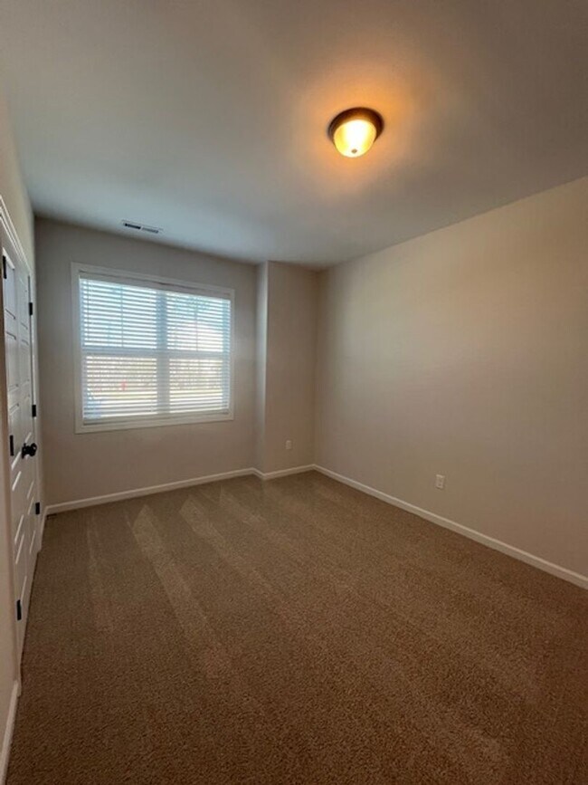 Building Photo - 8405 Paramount Point