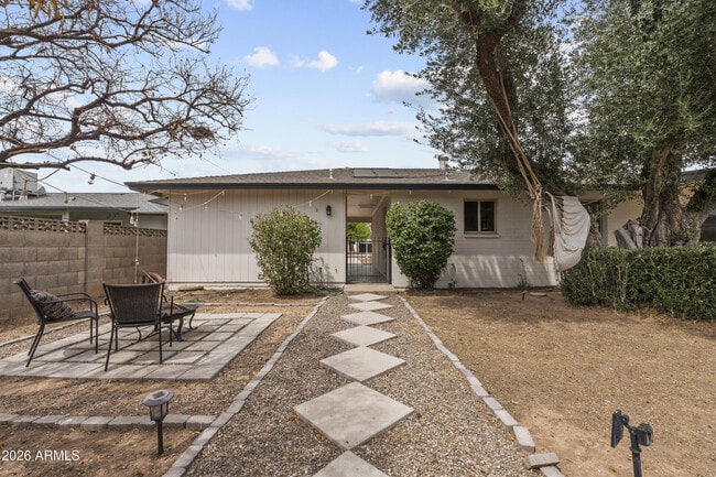 Building Photo - 1229 E Manhatton Dr