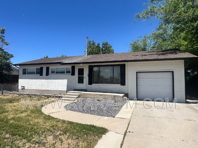 Primary Photo - 1001 E Sego Lily Dr