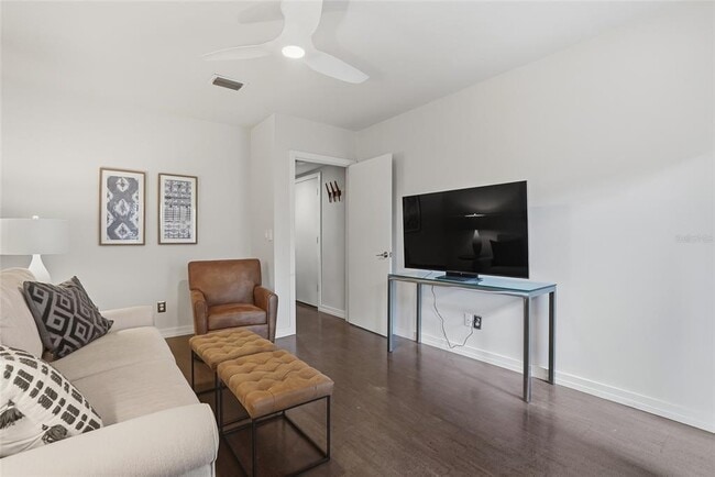 Building Photo - 106 Fareham Pl N