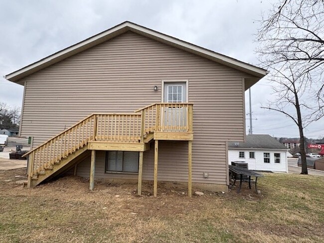 Building Photo - 1326 N Woodburn Ave