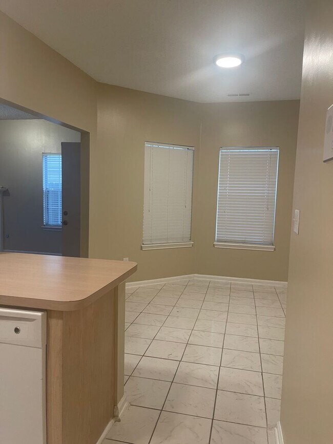 Building Photo - 820 E Willow Point Pl