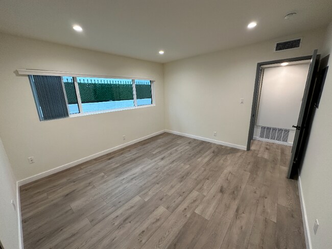Building Photo - 2021 N Beachwood Dr
