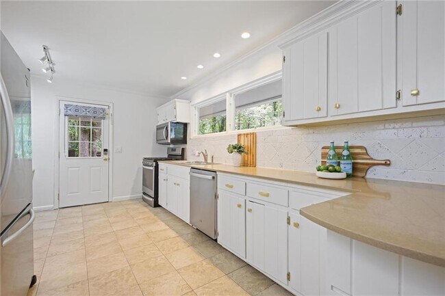 Building Photo - 2800 Mornington Dr NW