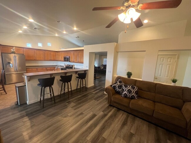 Building Photo - Spacious 4-Bedroom Home in Desirable Apple Valley Neighborhood