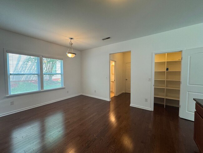 Building Photo - **Move-In Special of $500 off the first full months rent**