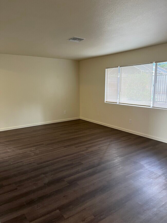 Building Photo - 1020 S Farber Ave