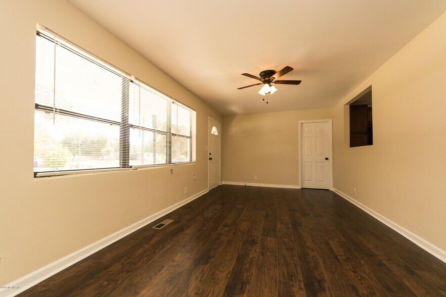 living room - 3248 Shetland Rd W