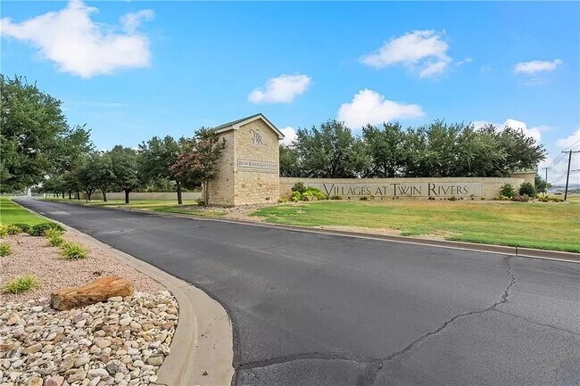 Building Photo - 605 Lister Dr