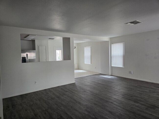 Building Photo - 3 bed, 2 bath in Surprise