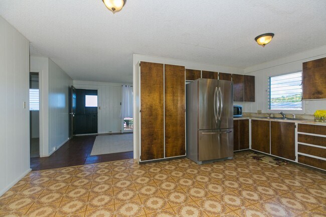 Building Photo - Amazing views, spacious floorplan, bonus f...