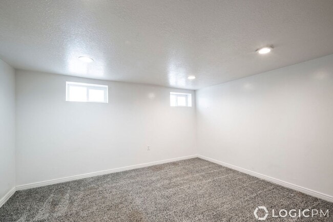 Building Photo - Stunning Single Family Home In Excellent L...