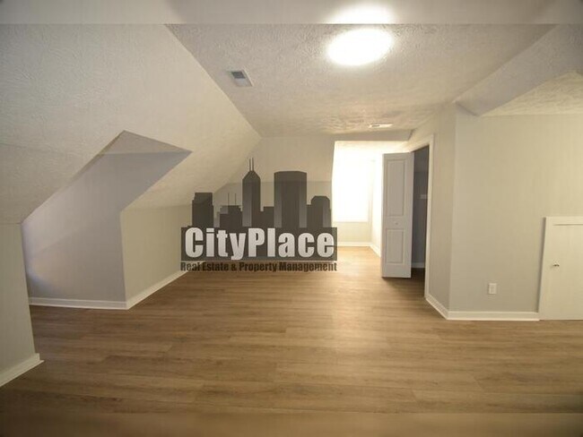 Building Photo - 2224 N Kenwood Ave