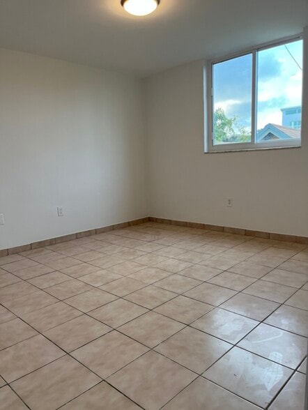 bedroom - 921 Jefferson Ave