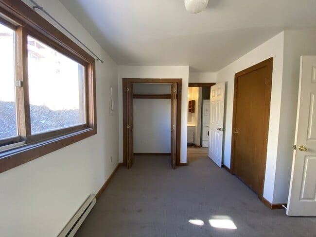 Building Photo - Private end unit 2 bedroom/1.75 bathrooms, pet friendly